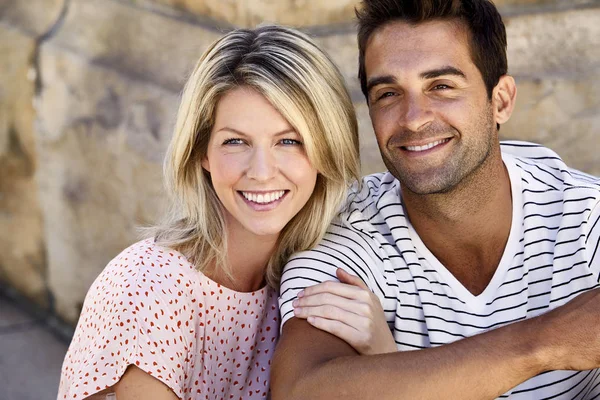 Happy couple smiling together — Stock Photo, Image