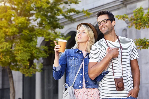 Tourists in city looking away — Stock Photo, Image