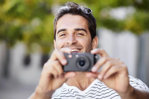 Guy holding camera — Stock Photo, Image