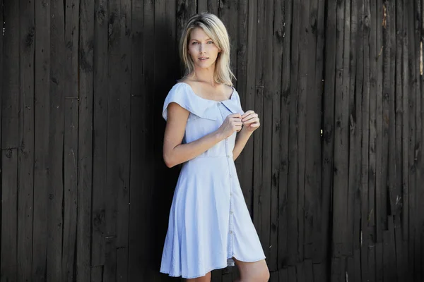 Femme blonde en robe bleue — Photo