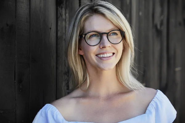 Hermosa mujer sonriendo — Foto de Stock