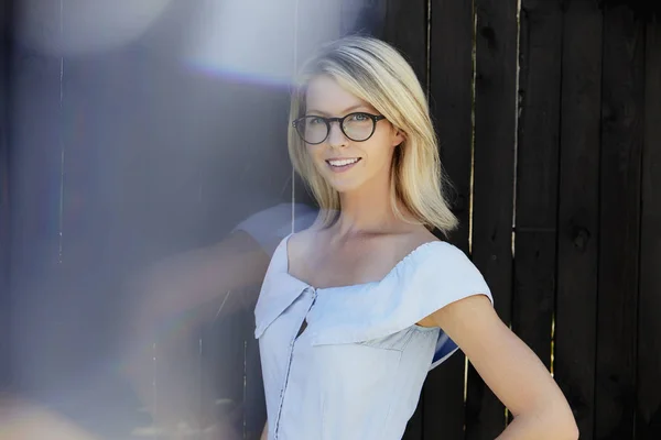 Femme blonde portant des lunettes — Photo