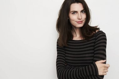 güzel bir kadın kamera için poz