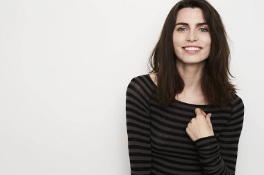 güzel bir kadın kamera için poz