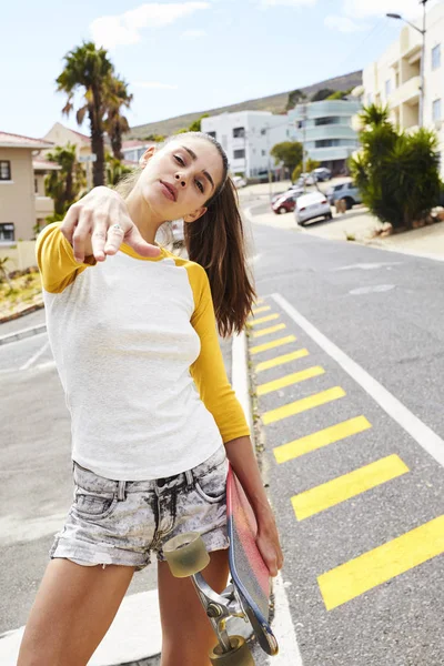 Menina legal posando com longboard — Fotografia de Stock