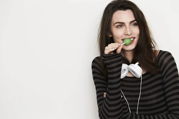 Hermosa mujer con piruleta y auriculares —  Fotos de Stock