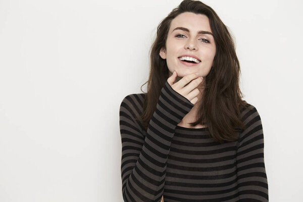 Счастливая девушка в полосатом топе
