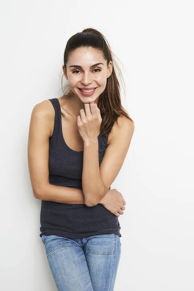 Mooie vrouw poseren voor de camera — Stockfoto