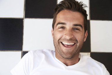 gülümseyen yakışıklı delikanlı