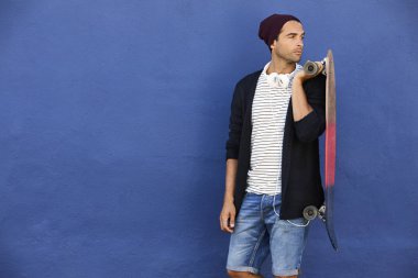 kaykay ile yakışıklı adam 