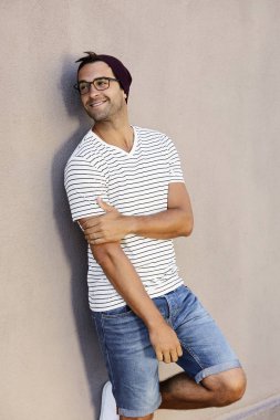 Sökülen t-shirt genç yakışıklı adam