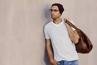 Sökülen t-shirt genç yakışıklı adam