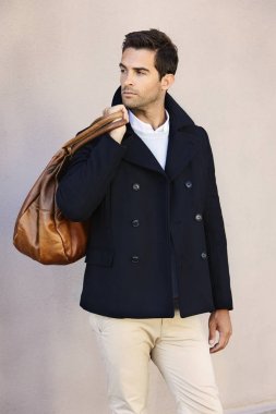 çanta taşıyor ceketle dostum