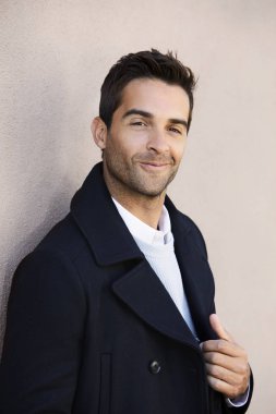  duvara yaslanan adam 