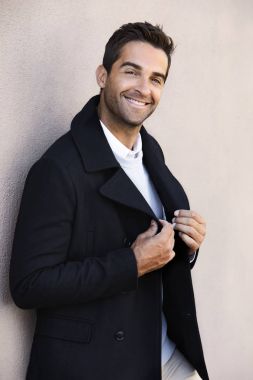 Serin ceketli mutlu çocuk,