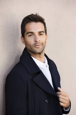  duvara ceketli adamı