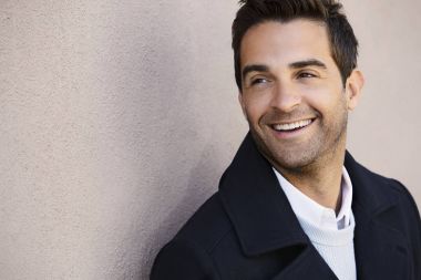 Adam başka tarafa bakıyor. 