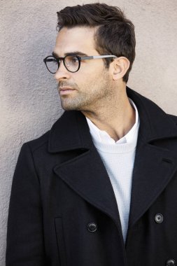 Adam gözlük ve ceket,