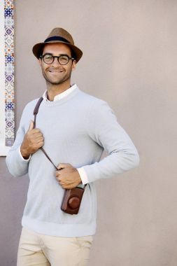 şapka ile gülümseyen adam 