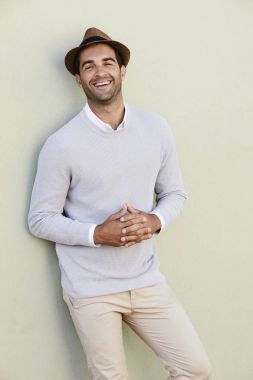 adam şapka ayakta duvar tarafından