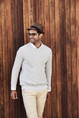  ahşap arka plan üzerinde gülümseyen adam