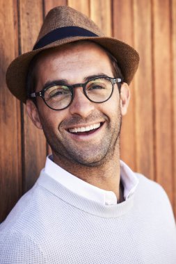 şapka ve gözlük gülümseyen genç adam
