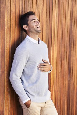 yakışıklı genç adam gülüyor