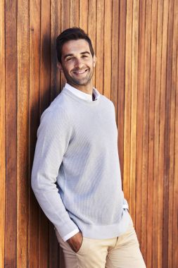 gülümseyen yakışıklı adam