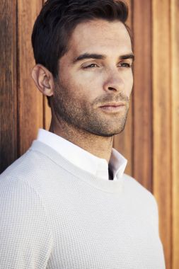 Yakışıklı seni uzağa arayan adam