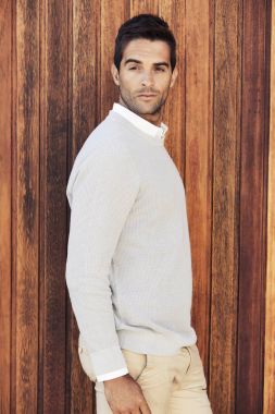 genç adam tarafından ahşap duvar ayakta 