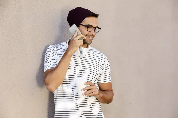 Чоловік з навушниками розмовляє по телефону — стокове фото