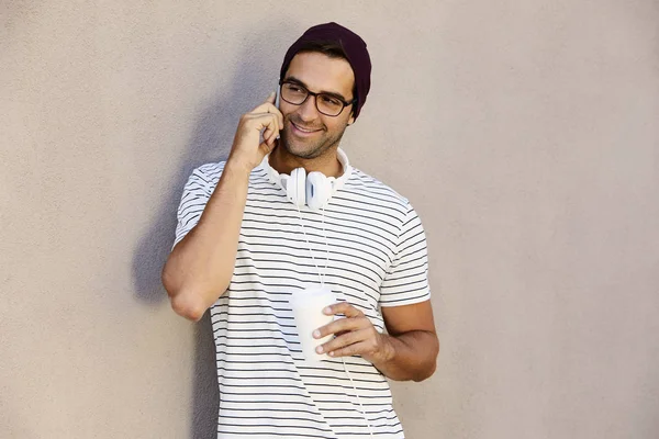 Uomo con le cuffie che parla al telefono — Foto Stock