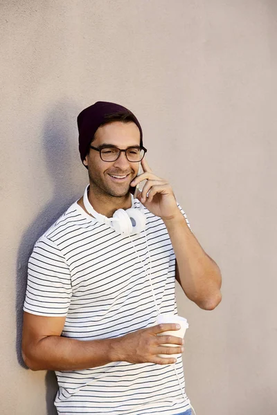Ragazzo in camicia a righe al telefono — Foto Stock