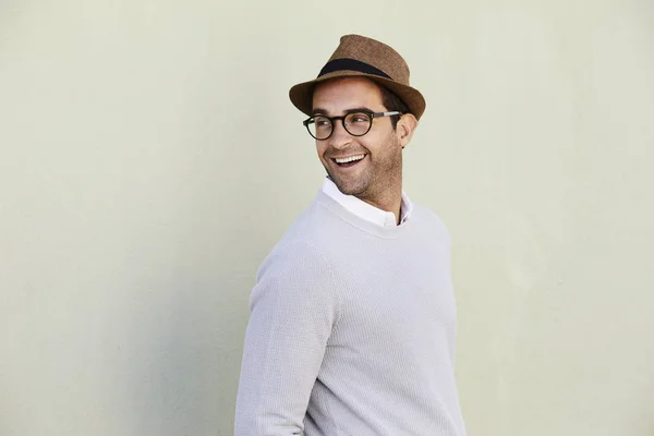 Glücklicher junger Mann mit Hut und Brille — Stockfoto