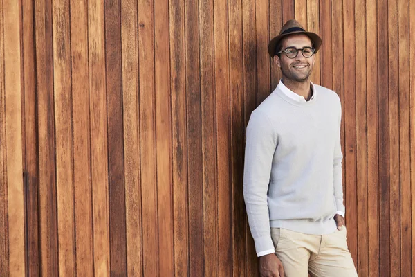 Yakışıklı olan şapka ve gözlük