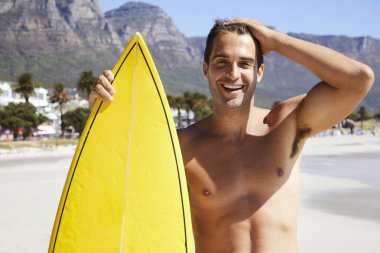 sörfçü Plajı'nda sörf tahtası ile