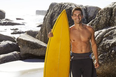 Yakışıklı genç sörfçü