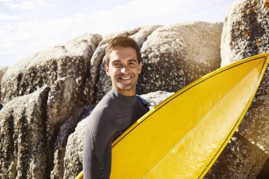 Dalış elbisesi içinde yakışıklı sörfçü 