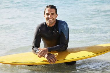 Sörf tahtası eğilerek sörfçü