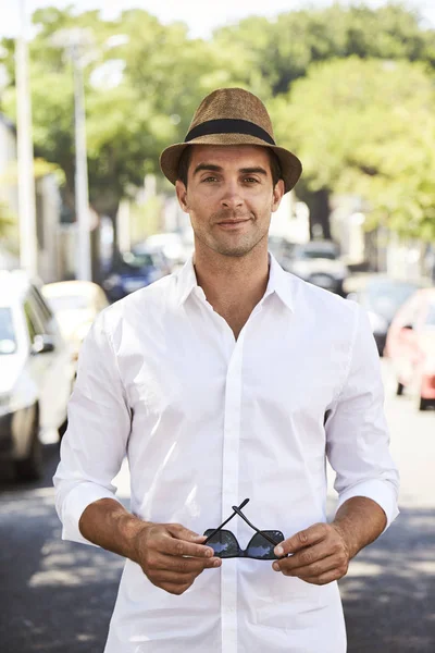 Ragazzo in camicia bianca e cappello — Foto Stock