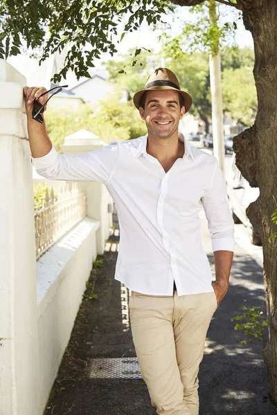 Ragazzo in camicia bianca e cappello — Foto Stock