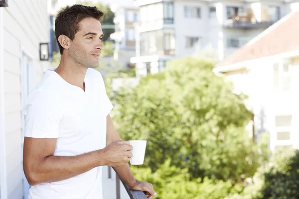 Kille med kaffe på balkong — Stockfoto