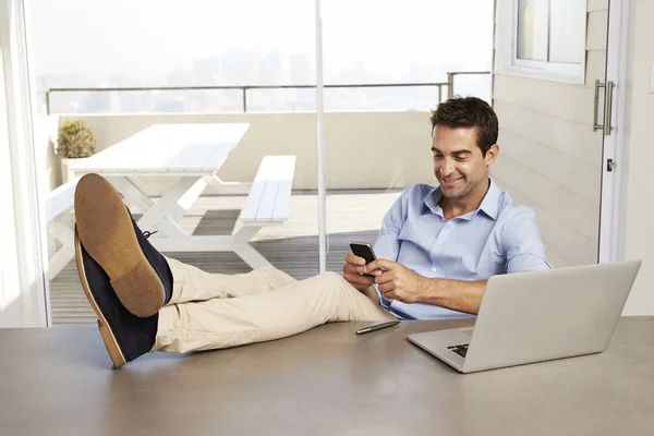 Handsome man texting — Stock Photo, Image