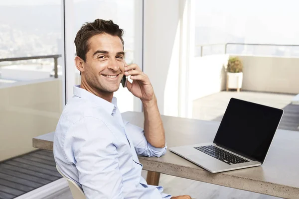 Giovane uomo sorridente che parla al telefono — Foto Stock