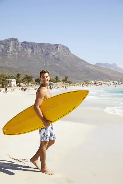 Surfista bonito com prancha — Fotografia de Stock