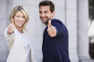 Başparmak yukarıya--dan iş arkadaşları