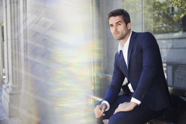 Güneş ışığı altında oturan işadamı