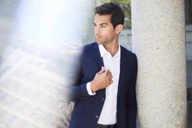 Kıyafetli akıllı giyimli adam 