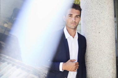 uygun adam güneş ışığı altında ayakta