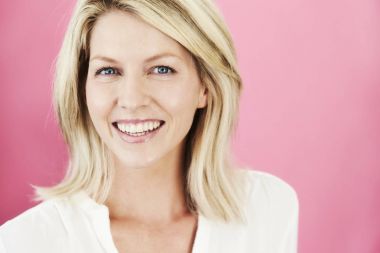 gülümseyen ve kameraya bakarak sarışın kadın